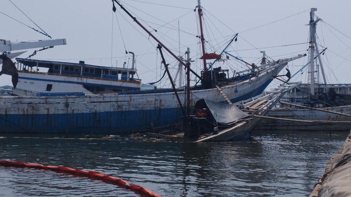 Bangkai kapal di Pelabuhan Sunda Kelapa belum dievakuasi sejak April 2023 (Belia/detikcom)