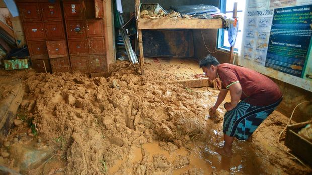 Banjir dan longsor menerjang Padang, Sumatera Barat. Hujan deras yang terjadi di wilayah Provinsi Sumatera Barat menjadi penyebab banjir dan longsor tersebut.