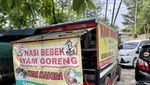 Mlekoh Sedap! Bebek Goreng Madura Bumbu Hitam Ini Dimasak 8 Jam