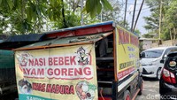 Warung bebek goreng khas Madura di kawasan Serpoing ini mencuri perhatian. Pasalnya bukan jualan pakai gerobak, melainkan pakai mobil pickup. Foto: detikcom/Riska Fitria