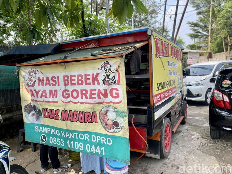 Mlekoh Sedap! Bebek Goreng Madura Bumbu Hitam Ini Dimasak 8 Jam