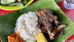 Mlekoh Sedap! Bebek Goreng Madura Bumbu Hitam Ini Dimasak 8 Jam