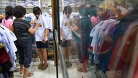 Calon pembeli mencoba seragam sekolah yang dijual di Pasar Pringgan, Medan, Sumatera Utara, Jumat (14/7/2023). Menurut pedagang, menjelang tahun ajaran 2023/2024 penjualan seragam sekolah meningkat sekitar 50 persen dari hari biasa dengan harga jual Rp80.000 hingga Rp200.000. ANTARA FOTO/Fransisco Carolio