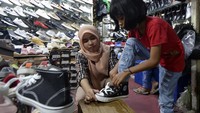 Calon pembeli memilih dan mencoba sepatu sekolah di kios perlengkapan sekolah di Pasar Bawah, Bandar Lampung, Lampung, Kamis (13/7/2023). Menjelang tahun ajaran baru 2023/2024 penjualan berbagai jenis perlengkapan sekolah seperti baju seragam, tas, dan sepatu mengalami peningkatan dibandingkan dengan hari biasa, dijual mulai Rp50.000 - Rp350.000. ANTARA FOTO/ Ardiansyah