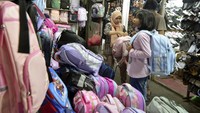 Calon pembeli memilih dan mencoba tas sekolah di kios perlengkapan sekolah di Pasar Bawah, Bandar Lampung, Lampung, Kamis (13/7/2023). Menjelang tahun ajaran baru 2023/2024 penjualan berbagai jenis perlengkapan sekolah seperti baju seragam, tas, dan sepatu mengalami peningkatan dibandingkan dengan hari biasa, dijual mulai Rp50.000 - Rp350.000. ANTARA FOTO/ Ardiansyah