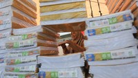 Pedagang melayani calon pembeli buku dan alat tulis di kompleks pasar rakyat Meulaboh, Aceh Barat, Aceh, Selasa (11/7/2023). Menurut pedagang menjelang tahun ajaran baru 2023/2024 penjualan berbagai jenis perlengkapan sekolah seperti baju seragam, alat tulis, buku, dan sepatu mulai diburu warga dengan harga jual mulai Rp35.000 sampai Rp250.000. ANTARA FOTO/Syifa Yulinnas