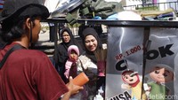 Antusias peziarah masjid yang terhitung mencapai ribuan orang setiap harinya, memberikan keberkahan tersendiri bagi para pedagang. Rata-rata mereka bisa meraup hingga ratusan ribu hingga jutaan Rupiah per harinya.