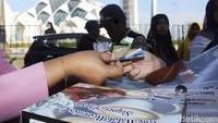 Ekonomi lokal bergerak, seiring dengan terus meningkatnya kunjungan ke masjid tersebut.