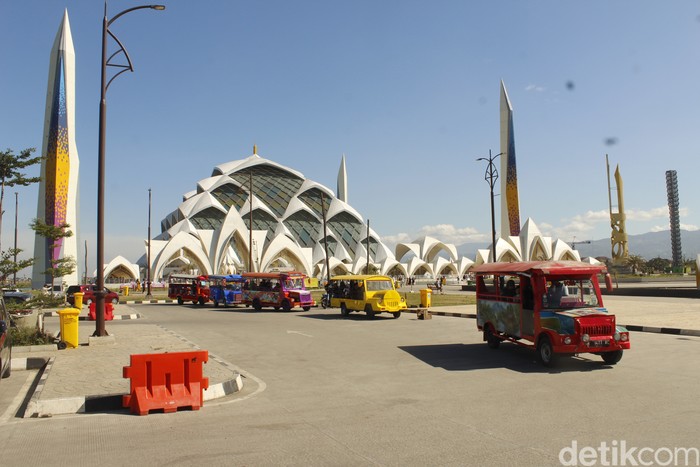 Berkah Masjid Raya Al Jabbar Geliatkan Ekonomi Warga