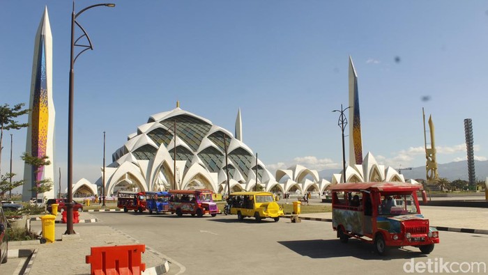 Berkah Masjid Raya Al Jabbar Geliatkan Ekonomi Warga
