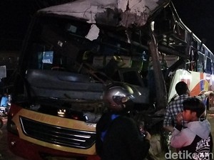 Sopir Kontainer Tewas Saat Ngeban Usai Truk Diseruduk Bus di Probolinggo