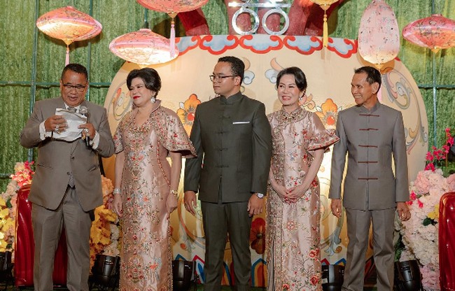 Fritz Hutapea menggelar acara sangjit bersama Chen Giovani Soetanto pada pekan ini di Hotel Mulia, Bali. Acara sangjit digelar mewah bersama Hotman Paris dan calon besannya. Foto: Instagram @chengiovanis 