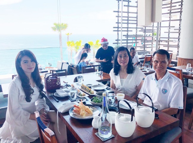 Calon besan Hotman Paris tinggal di Bali. Beberapa momen pun dibagikan saat mereka berpose bersama putrinya, Chen Giovani Soetanto. Foto: Dok. Instagram/chengiovanis