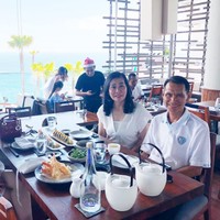 Calon besan Hotman Paris tinggal di Bali. Beberapa momen pun dibagikan saat mereka berpose bersama putrinya, Chen Giovani Soetanto. Foto: Dok. Instagram/chengiovanis