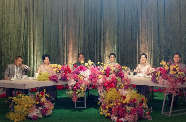 Pertunangan keduanya pun digelar mewah dengan menggunakan cheongsam dan seserahan, termasuk kotak berisi banyak uang. Foto: Instagram @chengiovanis