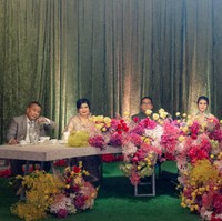 Pertunangan keduanya pun digelar mewah dengan menggunakan cheongsam dan seserahan, termasuk kotak berisi banyak uang. Foto: Instagram @chengiovanis