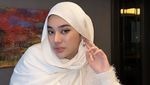 Masya Allah! Clara Shinta Hobi Berbagi Makanan Saat Umroh
