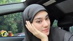Masya Allah! Clara Shinta Hobi Berbagi Makanan Saat Umroh