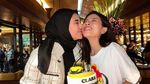 Masya Allah! Clara Shinta Hobi Berbagi Makanan Saat Umroh