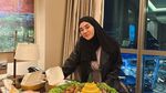 Masya Allah! Clara Shinta Hobi Berbagi Makanan Saat Umroh