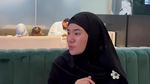 Masya Allah! Clara Shinta Hobi Berbagi Makanan Saat Umroh