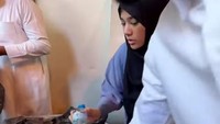 Clara Shinta tak lupa berbagai di mana pun ia berada, termasuk berbagi makanan dan minuman di tanah suci saat melangsungkan Umroh. Foto: Instagram/clarashintareal