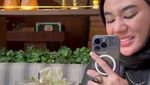 Masya Allah! Clara Shinta Hobi Berbagi Makanan Saat Umroh