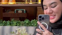 Bersama teman-temannya, Clara Shinta menyegarkan diri setelah menyelesaikan ibadahnya. Kafe yang cantik di Madinah jadi tujuan bersantainya. Foto: Instagram/clarashintareal