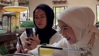 Minuman segar hingga makanan enak tidak luput dipesan oleh ibu dari satu anak ini. Ia juga senang mengabadikan foto-foto dari makanan yang dipesannya. Foto: Instagram/clarashintareal
