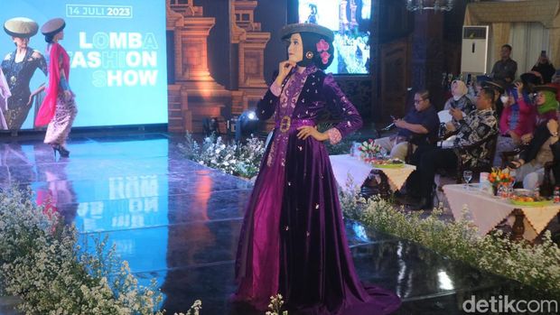 Fashion show bertajuk 'The Beauty of Caping Kalo' di Pendapa Kabupaten Kudus, Jumat (14/7/2023).