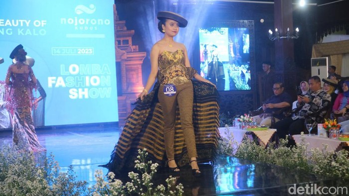 Fashion show bertajuk The Beauty of Caping Kalo di Pendapa Kabupaten Kudus, Jumat (14/7/2023).