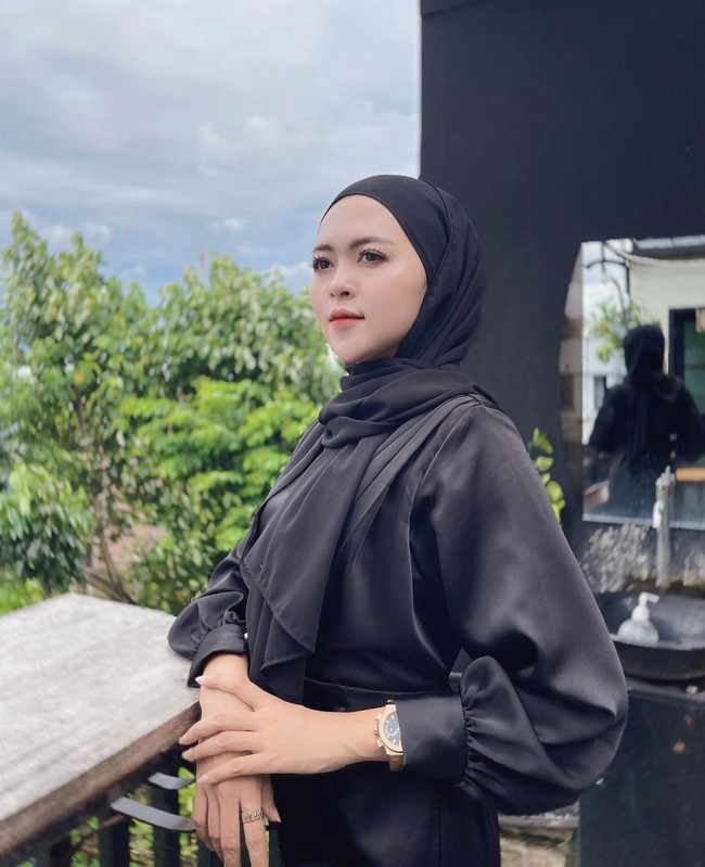 Meylisa langsung melaporkan KDRT yang dilakukan suaminya ke Polres Kediri Kota. Pihaknya sempat melakukan visum dan terbukti ada kekerasan yang ia alami. Malam harinya Mbak Meylisa langsung melapor ke Polres Kediri Kota untuk melaporkan apa yang mereka alami. Kemarin setelah laporan langsung dilakukan visum, hasilnya ada luka di bagian tangan sebelah kiri dan ada benjolan di kepala sama ada rasa sakit di leher, bebernya. Foto: Dok. Instagram @meylisazaara.