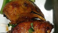 Pesan menu chicken wings di salah satu restoran lokal dekat rumah, pembeli ini kaget saat lihat potongan kepala ayam utuh. Foto: BoredPanda/Site News