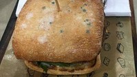  Restoran cepat saji ini tetap sajikan burger dengan roti yang sudah berjamur bahkan bulukan. Duh! Foto: BoredPanda/Site News
