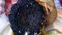 Pesan burger, yang datang malah burger dengan daging patty yang sangat gosong dan menghitam seperti kerak. Foto: BoredPanda/Site News