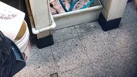 Mampir ke salah satu restoran, pembeli ini kaget lihat daging ayam mentah dicuci pakai ember di lantai yang tampak kotor. Foto: BoredPanda/Site News