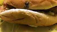 Masih seputar burger, ada pembeli yang pesan burger ayam. Namun malah bonus laba-laba di roti! Foto: BoredPanda/Site News