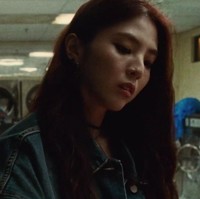 Seperti lirik lagunya, video klip SEVEN menampilkan Jungkook BTS sebagai pacar yang clingy dan seolah terobsesi dengan Han So Hee. Dia rela melewati hujan dan badai untuk selalu bersama dengannya. Foto: Instagram