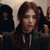 “SCENE LAUNDRY SAMA UJAN UJANN GAADA OBATTT!!!!” “Mba udahh mbaa cakep bgtt kamu menangg😭😭” “mba kamu buat aku cemburu di MV seven, tapi keren mba😩👏😻” komentar sejumlah ARMY. Foto: Instagram