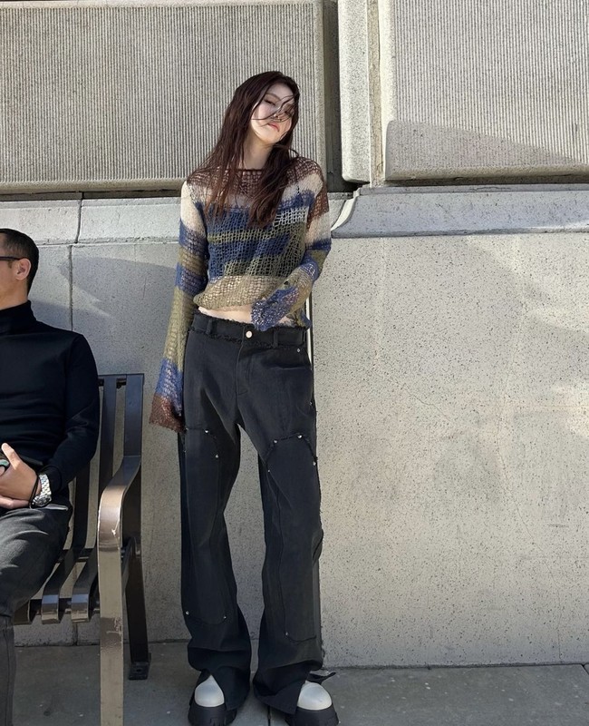 Tak sedikit penggemar yang menilai Han So Hee dan Jungkook BTS terlihat serasi. Keduanya memiliki gaya berpakaian yang serupa dan tato di sejumlah bagian tubuh. Foto: Instagram