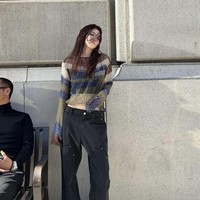 Tak sedikit penggemar yang menilai Han So Hee dan Jungkook BTS terlihat serasi. Keduanya memiliki gaya berpakaian yang serupa dan tato di sejumlah bagian tubuh. Foto: Instagram