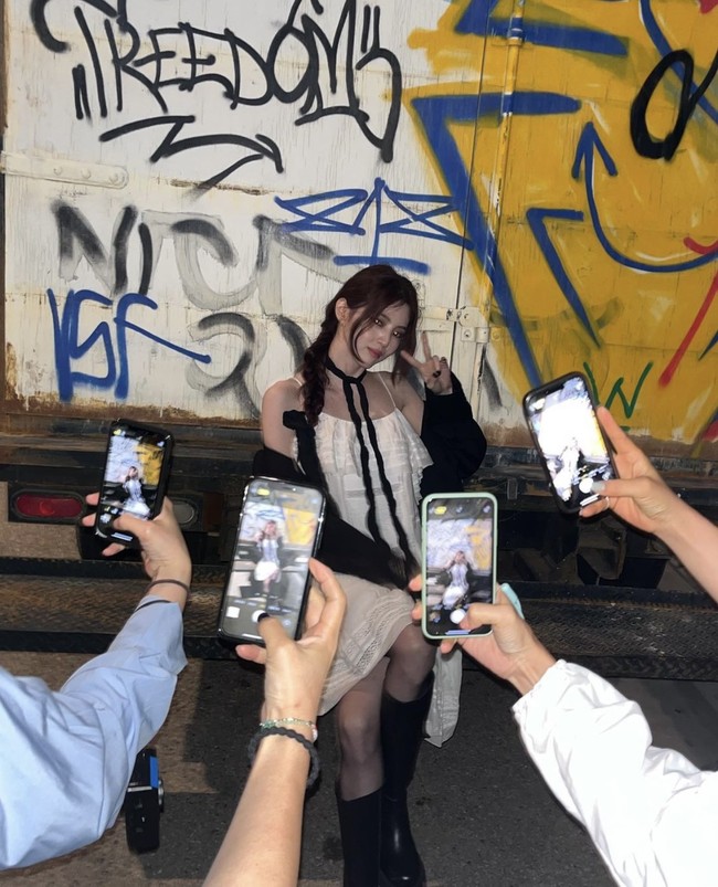 Unggahan Han So Hee kini dikomentari para ARMY yang mengucapkan terima kasih atas penampilannya yang begitu memukau. Han So Hee disebut sebagai sosok yang tepat untuk menjadi model video klip Jungkook BTS. Foto: Instagram