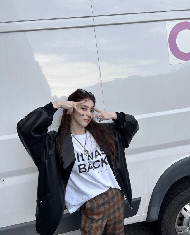 Setelah perilisan video klip SEVEN, Han So Hee membagikan sejumlah foto yang diambil di lokasi syuting di Los Angeles.  Foto: Instagram