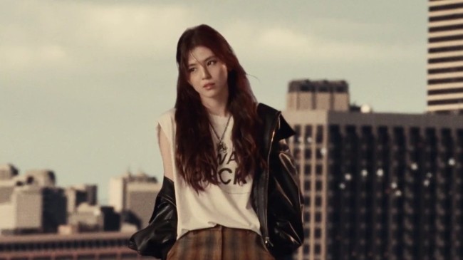 Han So Hee menjadi perbincangan setelah tampil sebagai model video klip Jungkook BTS, SEVEN. Sang aktris menuai pujian para ARMY dengan paras cantiknya. Foto: Instagram