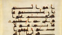 Naskah Al-Quran ini ditulis di atas perkamen dengan tinta hitam dan pena yang ujungnya lebar. Huruf-hurufnya menunjukkan gaya kaligrafi kufi. (Foto: The Metropolitan Museum of Art)
