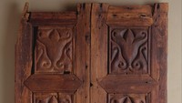Sepasang pintu jati juga diukir dalam gaya miring. Pintu ini disebut ditemukan di Takrit, tetapi mungkin awalnya dibuat di Samarra sekitar pertengahan abad ke-9. (Foto: The Metropolitan Museum of Art)