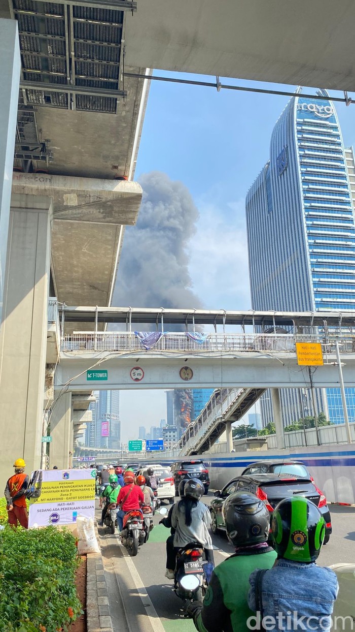 Gedung K-link di Setiabudi, Jakarta Selatan (Jaksel) kebakaran. Asap hitam membumbung tinggi ke langit. (Widhia/detikcom) Gedung K-link di Setiabudi, Jakarta Selatan (Jaksel) kebakaran. Asap hitam membumbung tinggi ke langit. (Widhia/detikcom)
