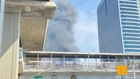 Dari kejauhan, terlihat asap hitam membubung tinggi ke langit saat K-Link Tower kebakaran (Widhia/detikcom)