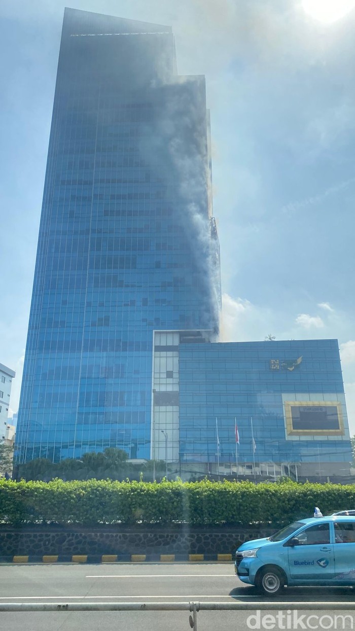 Gedung K-link di Setiabudi, Jakarta Selatan (Jaksel) kebakaran. Asap hitam membumbung tinggi ke langit. (Widhia/detikcom) Gedung K-link di Setiabudi, Jakarta Selatan (Jaksel) kebakaran. Asap hitam membumbung tinggi ke langit. (Widhia/detikcom)