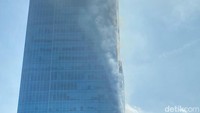 Sebanyak 4 unit mobil damkar dikerahkan untuk memadamkan kebakaran di K-Link Tower. Belum diketahui penyebab kebakaran ini. Belum diketahui pula ada tidaknya korban jiwa dari peristiwa ini. Saat ini, petugas damkar masih berupaya memadamkan api. (Widhia/detikcom)